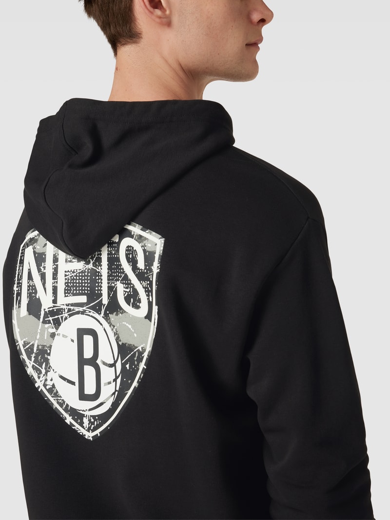 Hoodie mit Känguru-Tasche Modell 'INFILL TEAM LOGO' in schwarz