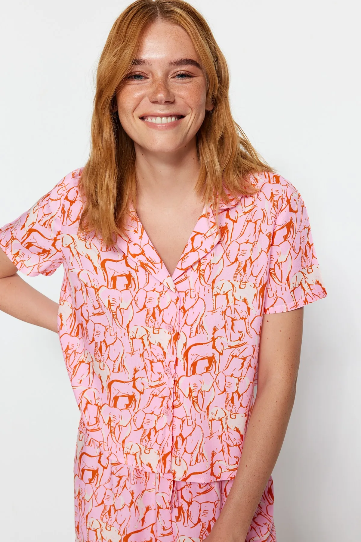 Trendyol Collection  Rosafarbenes, gewebtes Pyjama-Set aus Hemd und Shorts mit Tiermuster aus Viskose THMSS21PT0861