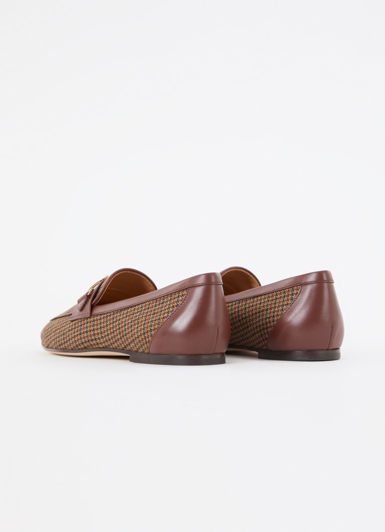 Tod'sin loaferit, joissa on kukonaskelkuvio ja nahkaisia yksityiskohtia
