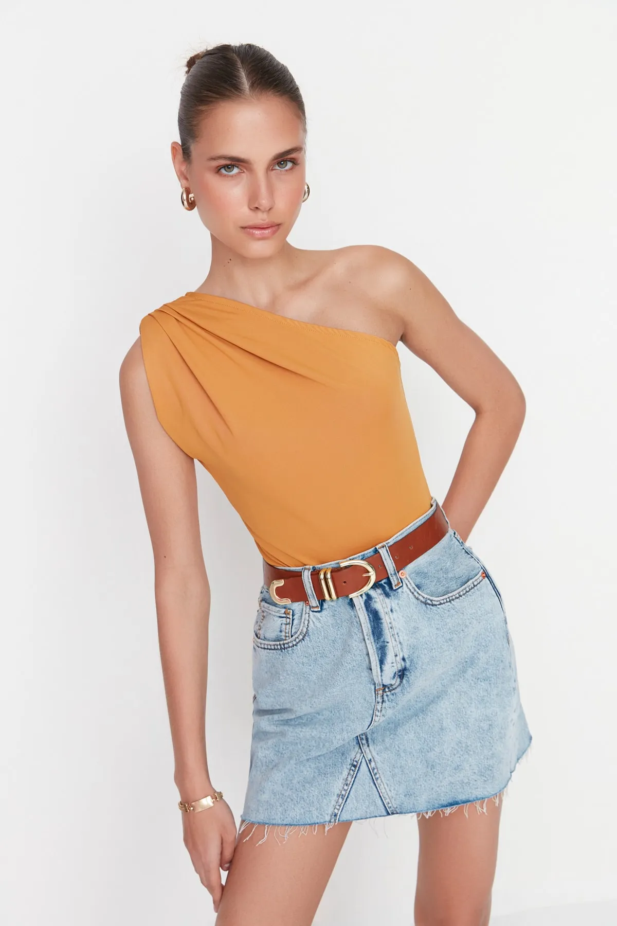 Trendyol Collection  Senfgelber, flexibler Strickbody mit asymmetrischem Kragen und Druckknopf TWOSS22BD00014