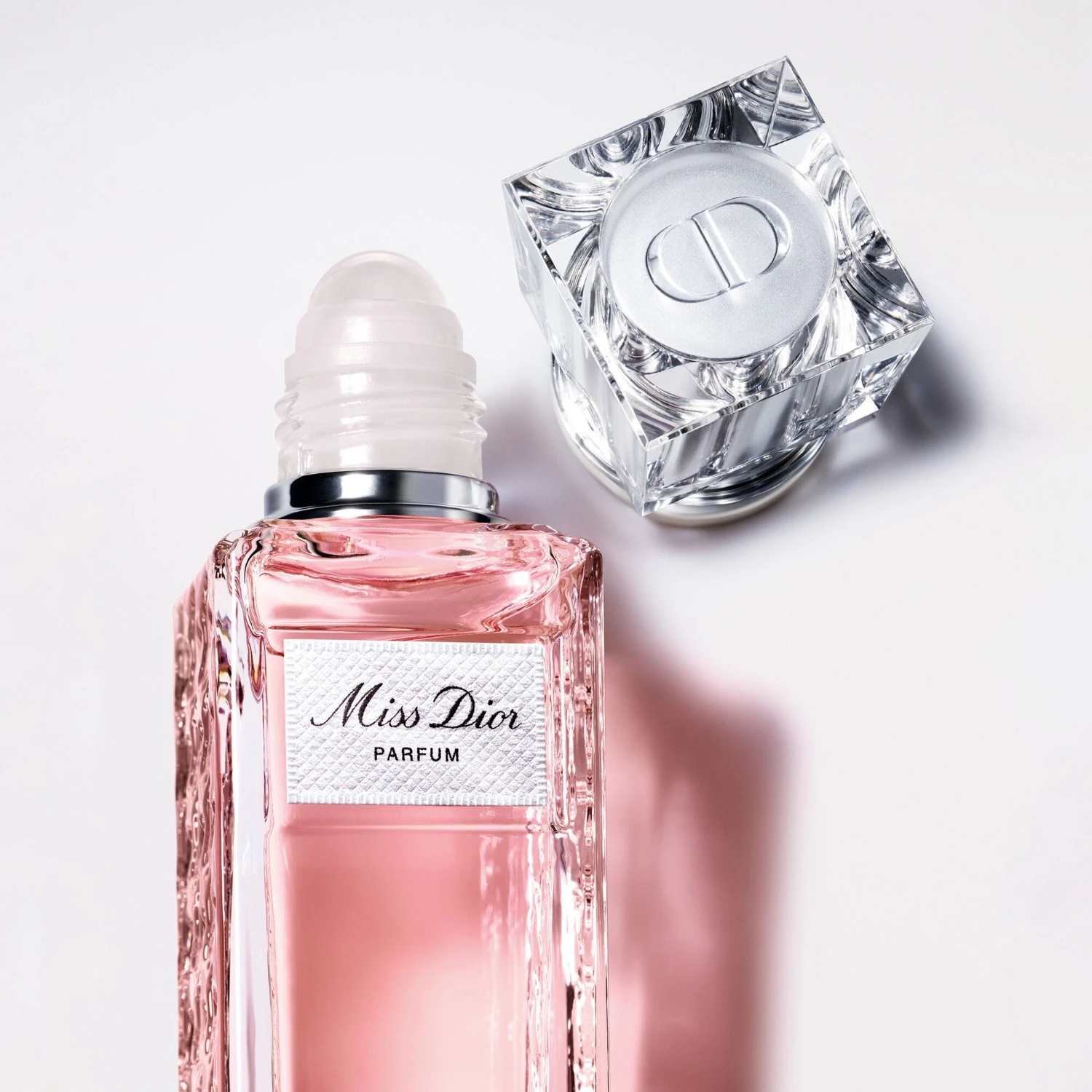 Perfumy DIOR Roller-Pearl – przenośny zapach z nutami kwiatowymi, owocowymi i drzewnymi