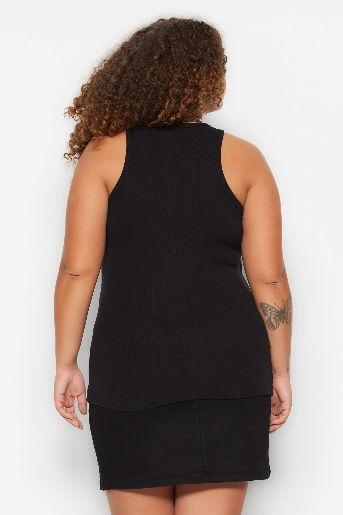 Trendyol Curve  Schwarzes Basic-Strick-Tanktop mit Neckholder-Kragen TBBSS23CV00001