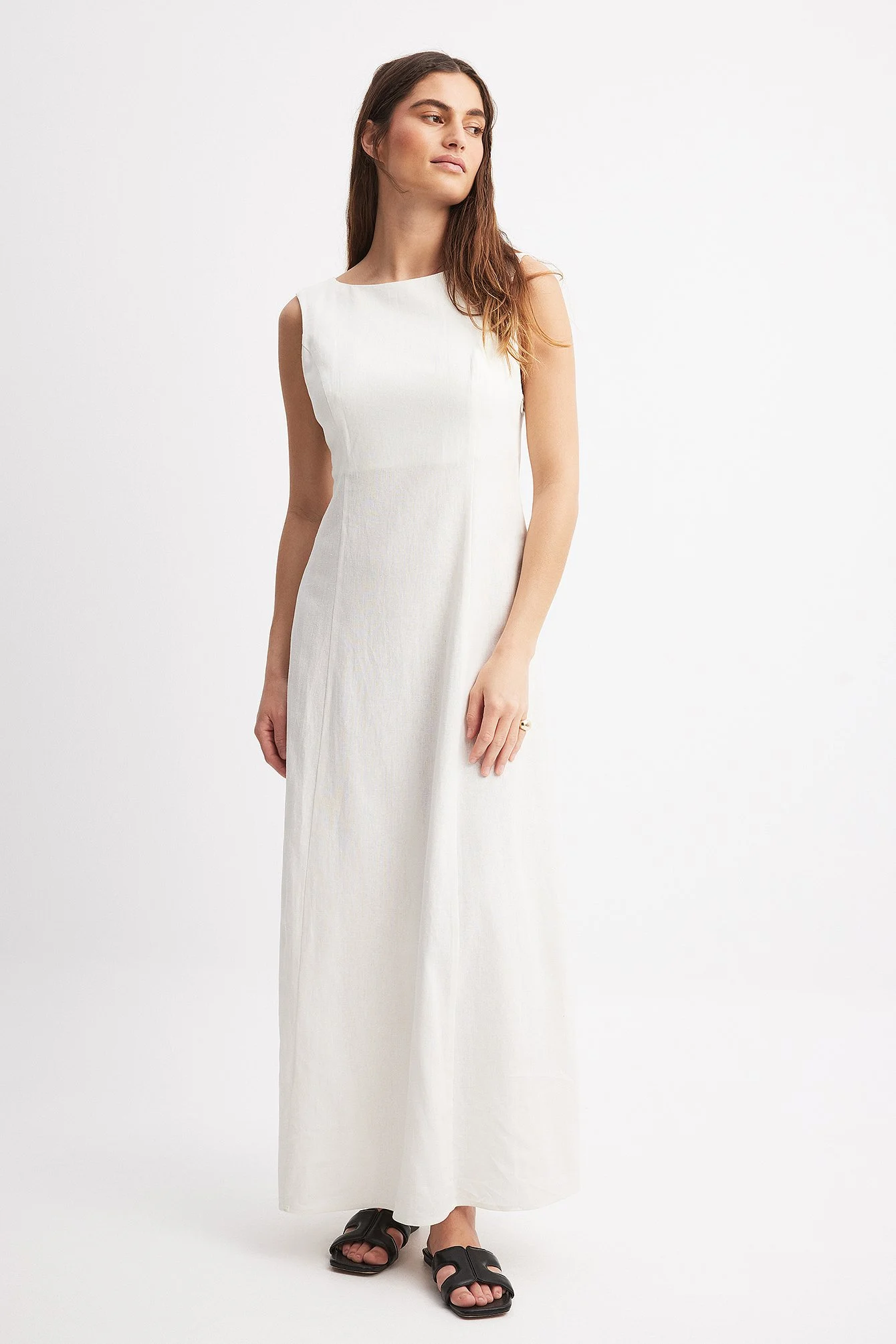 Maxikleid aus Leinen-Mix mit tiefem Rückenausschnitt