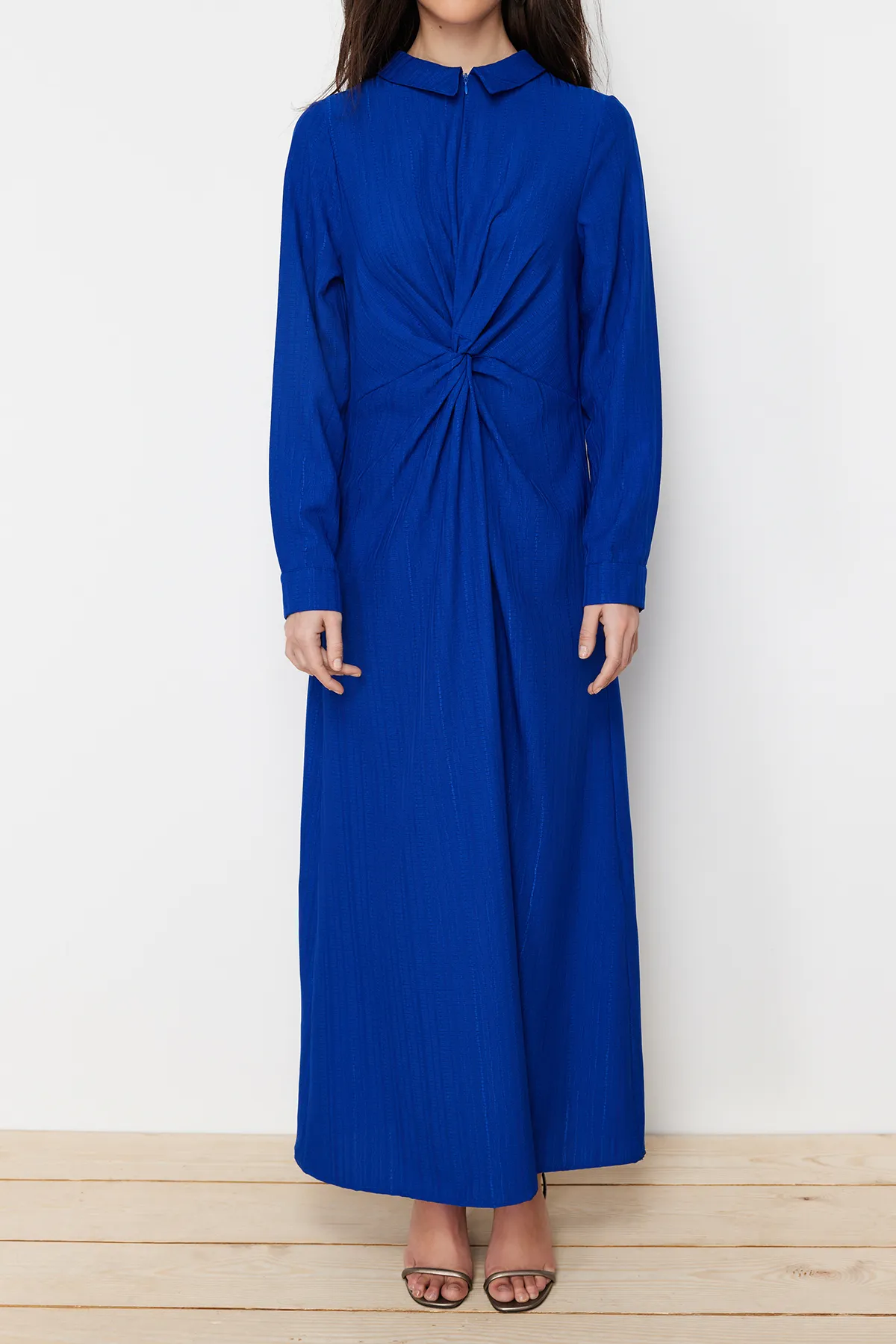 Trendyol Modest  Saks-Webkleid mit Knoten vorne und Reißverschluss, detailliert TCTSS23EB00137