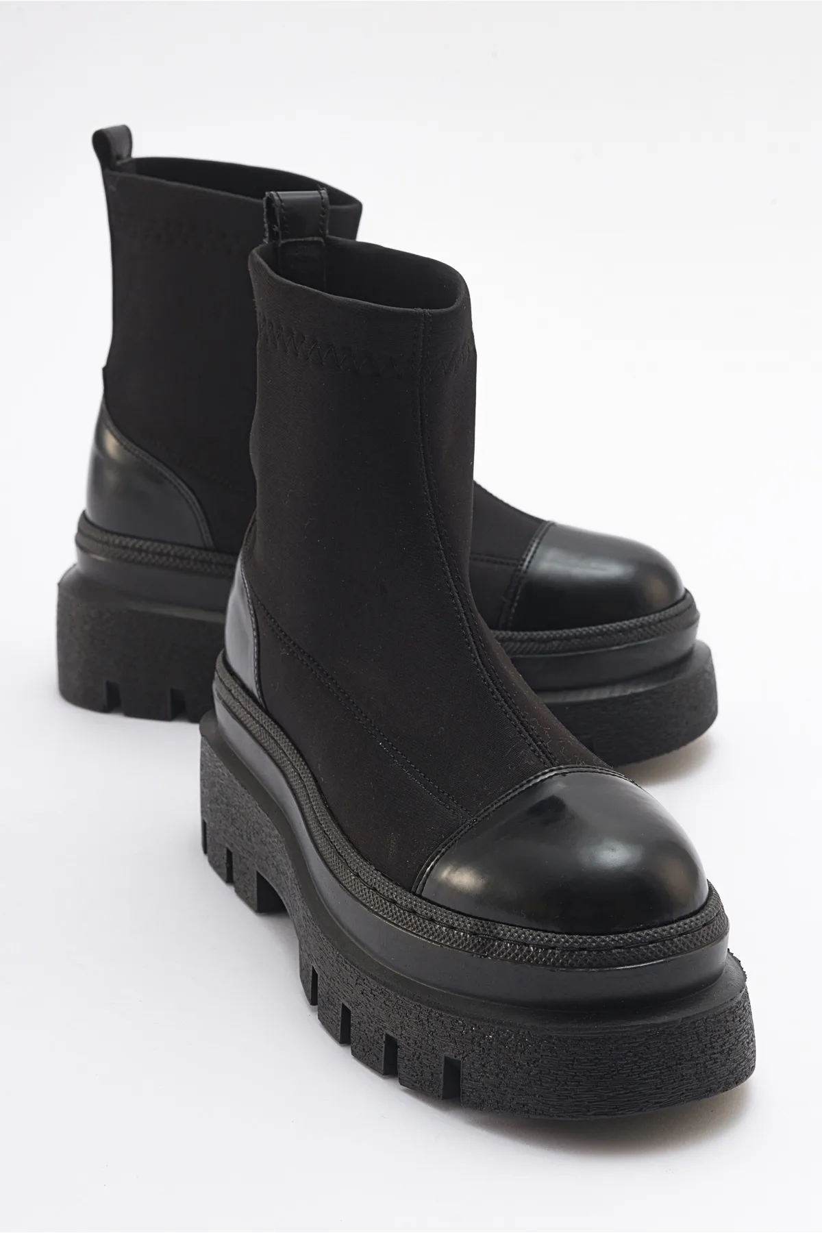 LuviShoes  AVES Schwarze Scuba-Damenstiefel mit dicker Sohle