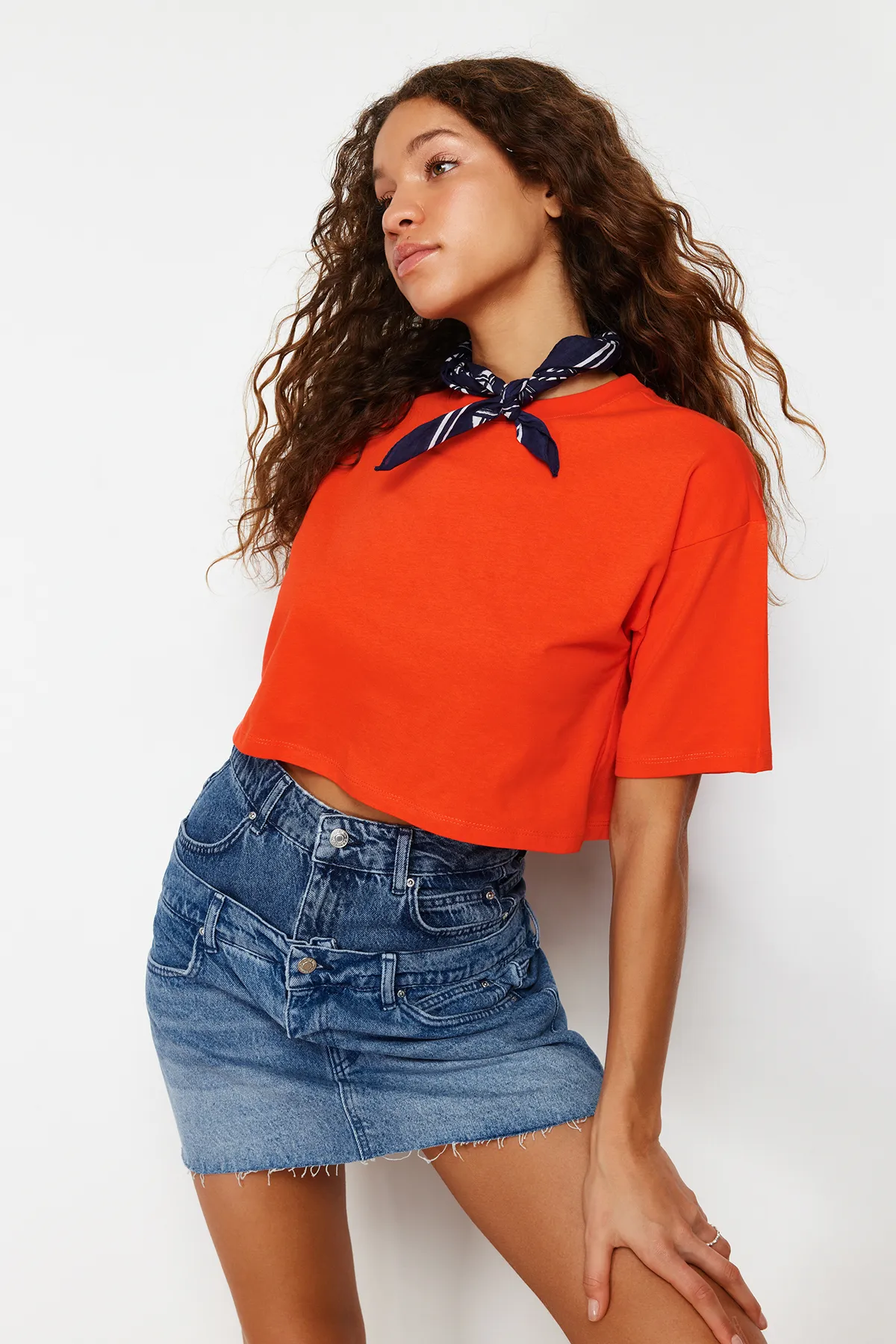 Trendyol Collection  Hochwertiges rotes Kurzstrick-T-Shirt aus 100 % Baumwolle TWOSS23TS00038