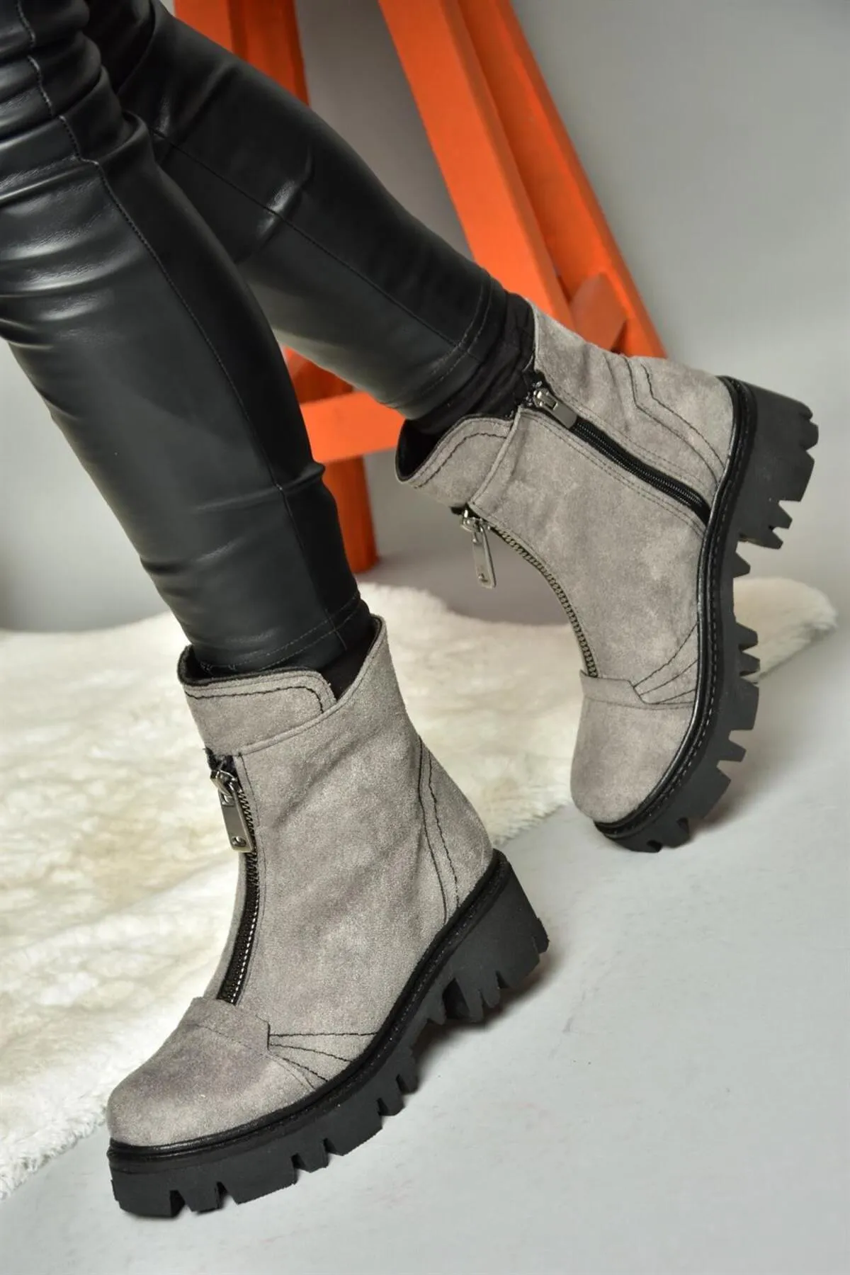 Fox Shoes  Graue Damenstiefel aus Wildleder mit dicken Sohlen