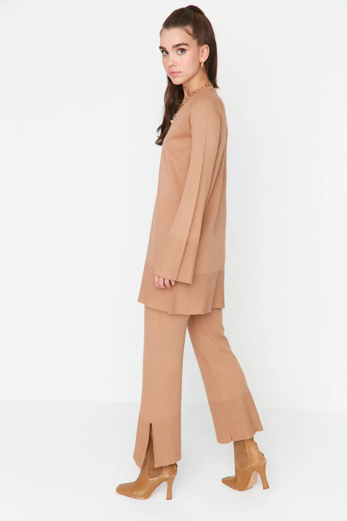 Trendyol Modest  Kamelfarbenes Strickset aus Pullover und Hose mit Schlitzdetail TCTAW23US00045
