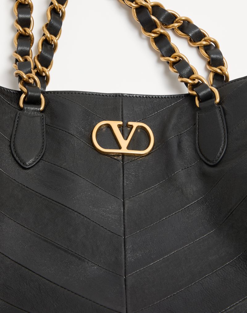 Valentino Garavani Laseine boodschappentas van nappaleer met chevronmotief.