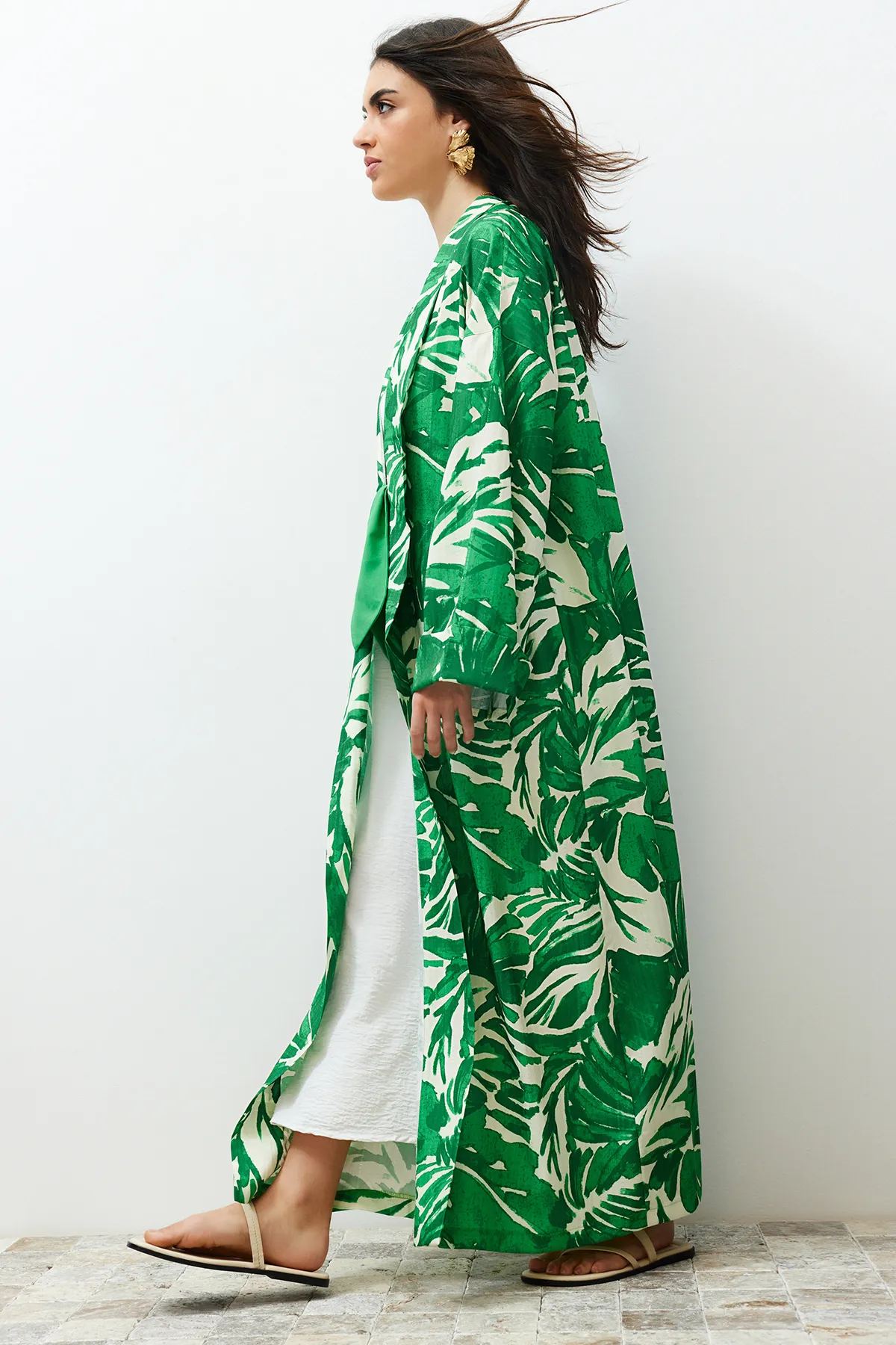 Trendyol Modest  Langer gewebter Kimono und Kaftan mit tropischem Muster in Grün TCTSS24KF00000