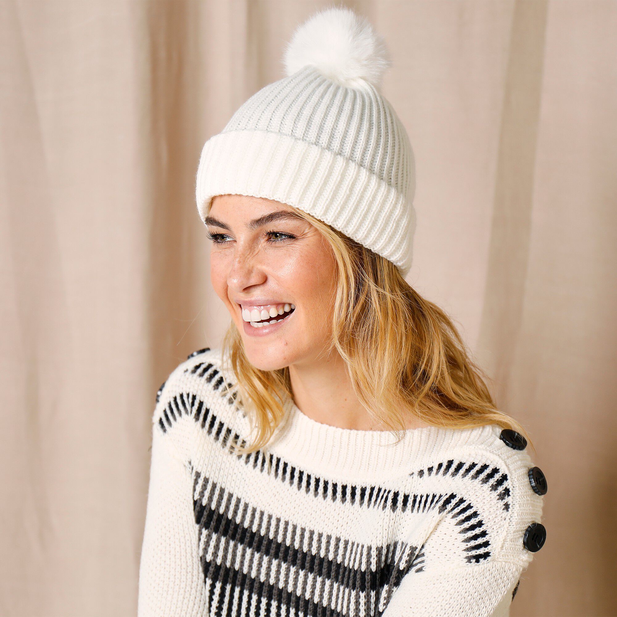 Bonnet en maille avec pompon