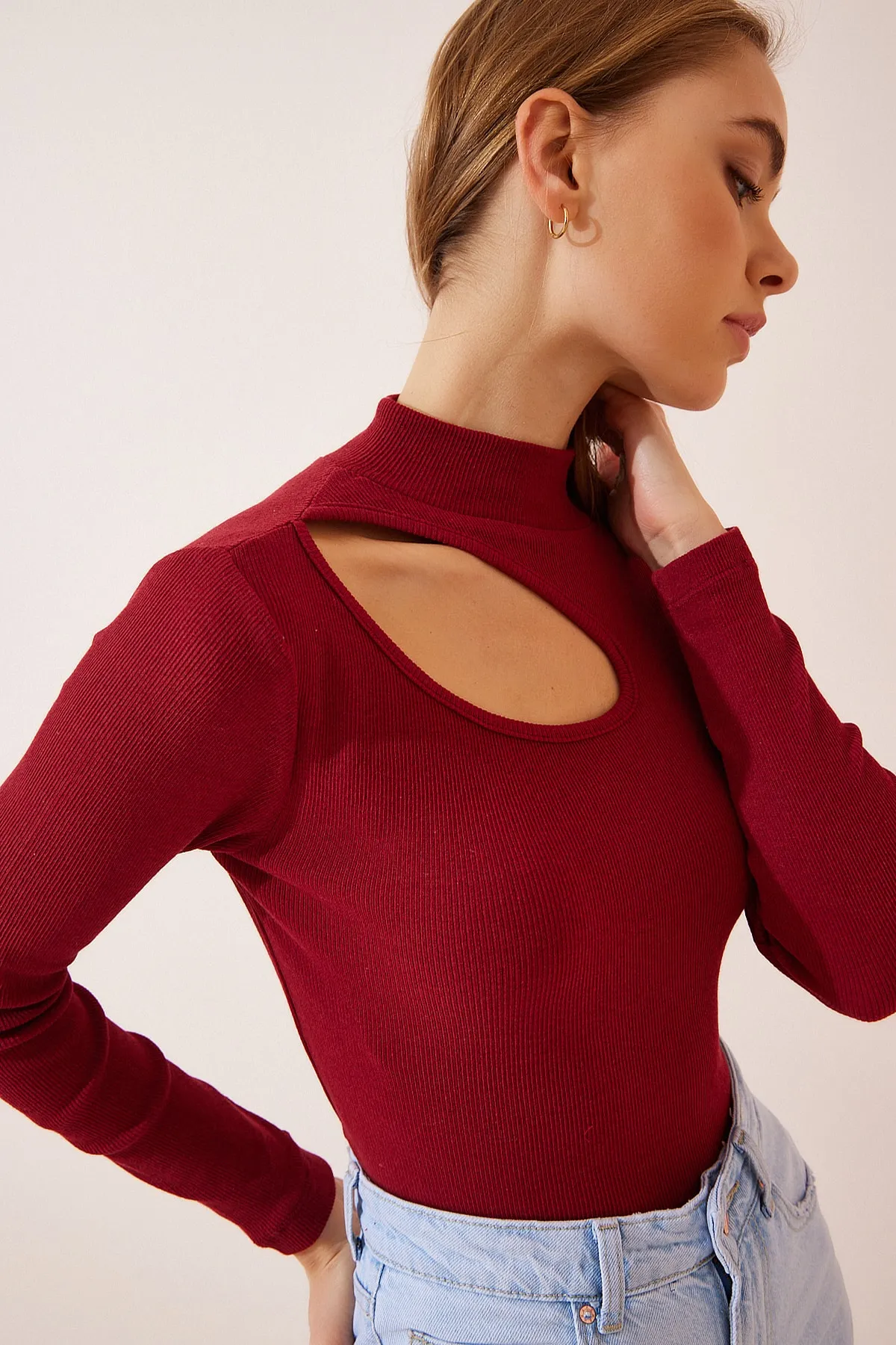 Happiness İstanbul  Damen-Bluse aus schnurgebundenem Strick mit Ausschnitten in Burgunderrot GT00065