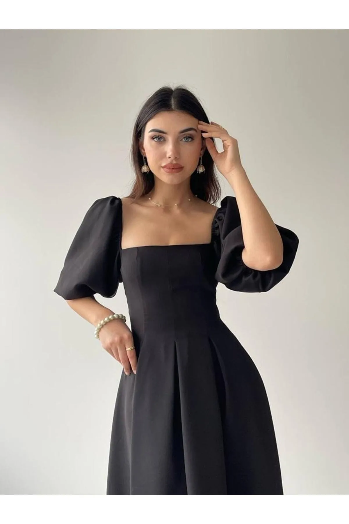 Afiş Butik  Schwarzes, plissiertes Midikleid mit quadratischem Ausschnitt