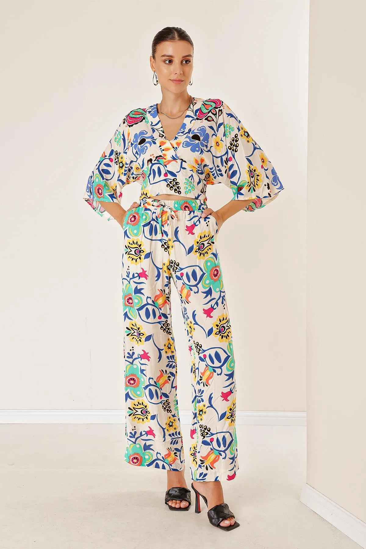 By Saygı  Palazzo-Hose mit elastischer Taille und Taschen vorne und hinten, V-Ausschnitt, bauchfrei, geblümter Doppelanzug
