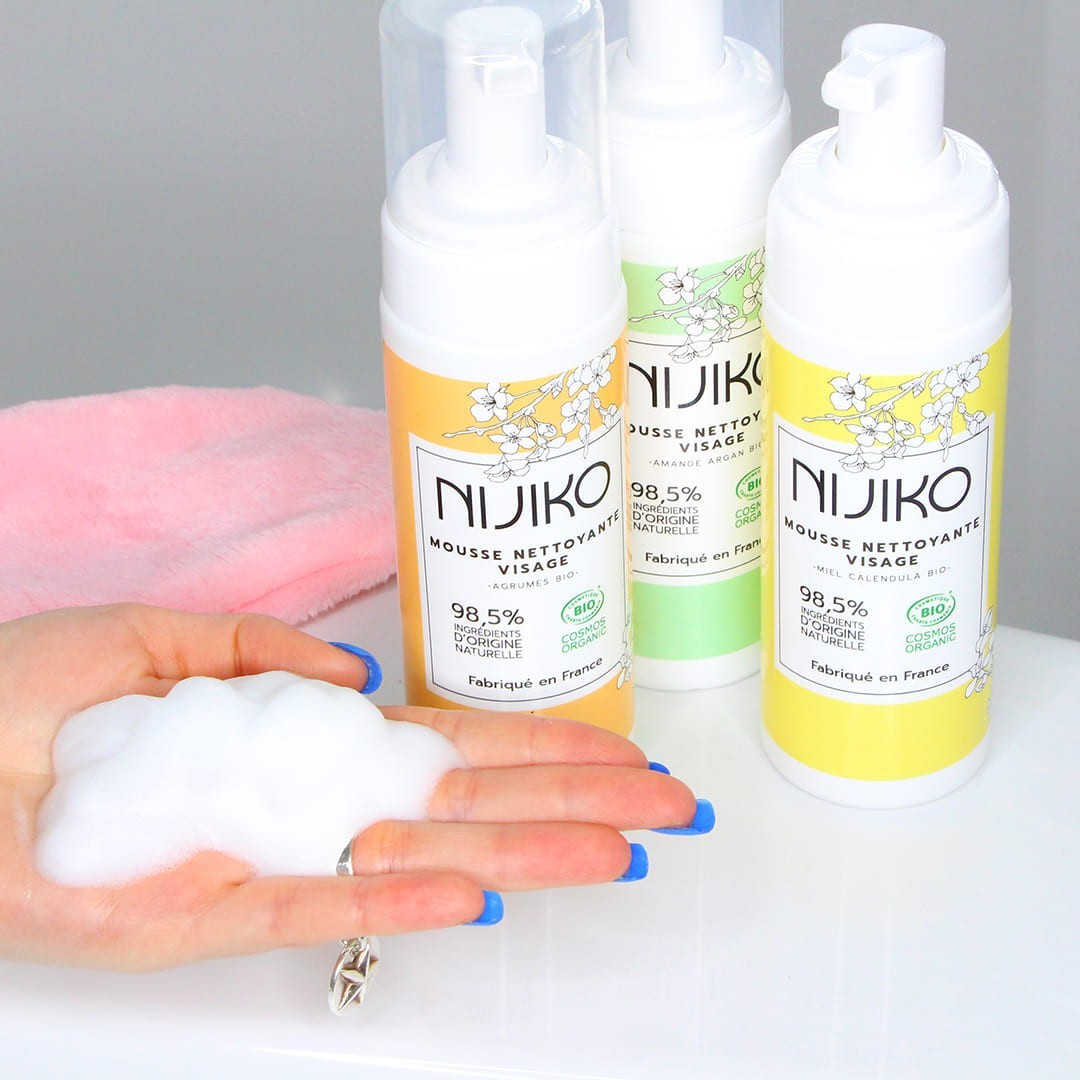 Spumă de curățare facială organică NIJIKO pentru ten gras