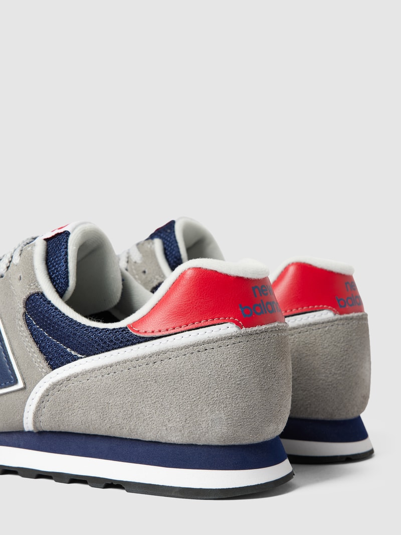 Sneaker mit Label-Details in hellgrau