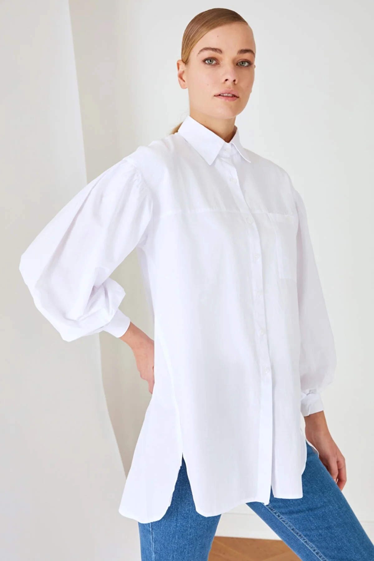 Trendyol Modest  Weißes, gewebtes Basic-Hemd mit Ballonärmeln und langer Gesäßtasche TCTSS21GO0976