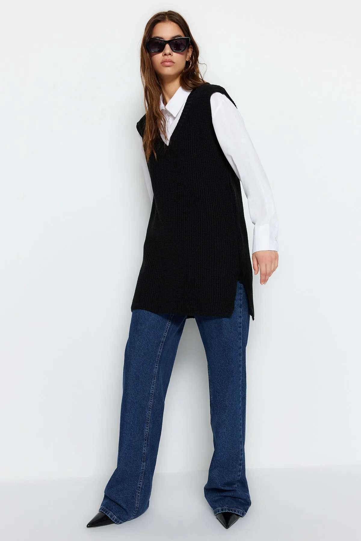 Trendyol Modest  Schwarzer Selanik-Strickpullover mit Schlitz und V-Ausschnitt TCTAW24UV00003