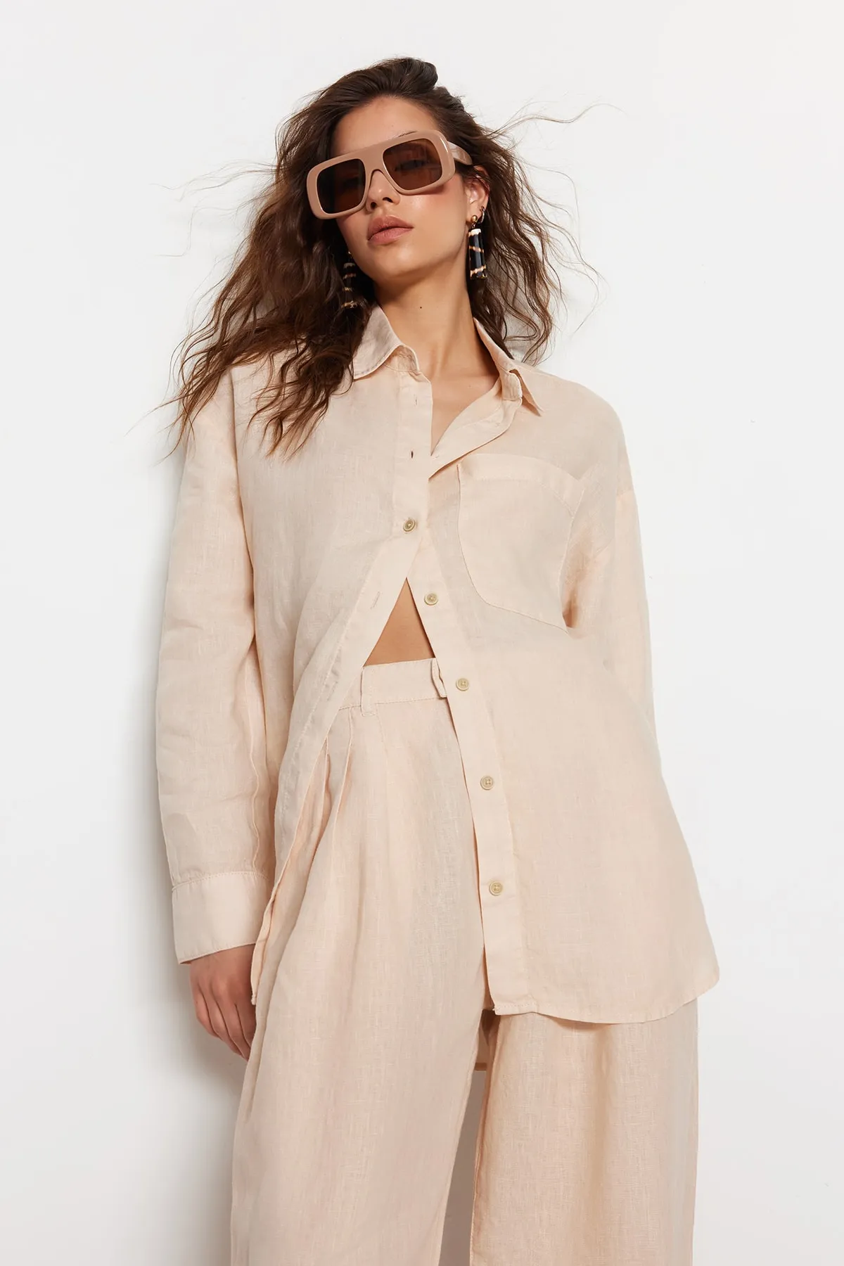 Trendyol Collection  Beigefarbenes Oversize-Hemd aus 100 % Leinen TWOSS23GO00443