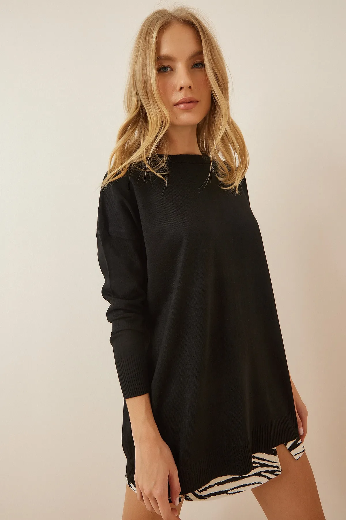 Happiness İstanbul  Schwarzer Oversize-Strickpullover der Saison für Damen PN00053