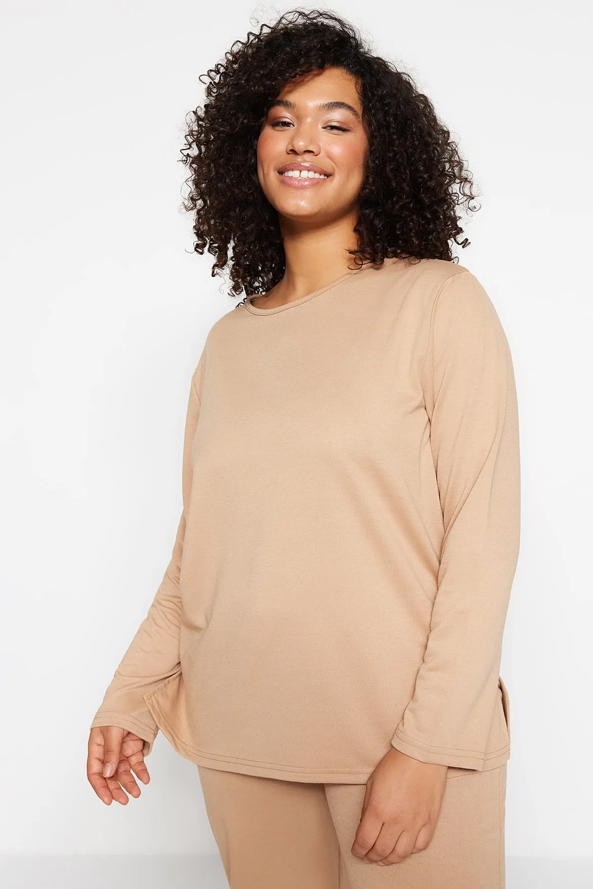 Trendyol Curve  Beiges Pyjama-Set mit Strickbündchen und Schlitz TBBAW23AI00055