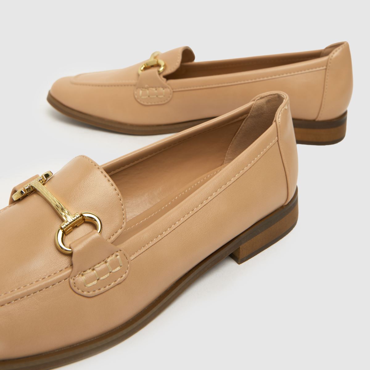Schuh Lucena – Naturfärgade platta loafers med rem