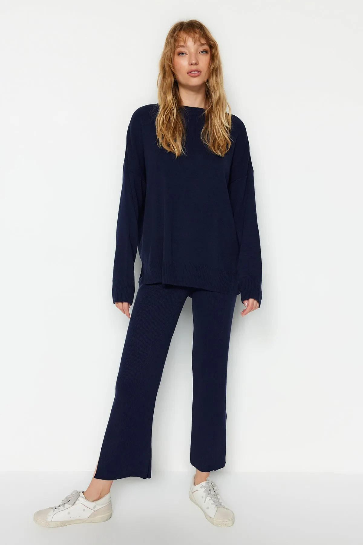 Trendyol Collection  Marineblaue, weite Passform, Basic-Hose, Strickoberteil und -unterteil-Set TWOAW22AU0040