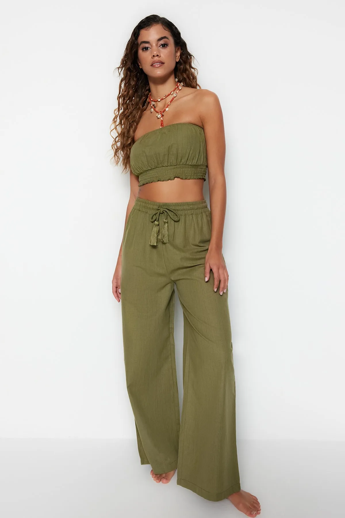 Trendyol Collection  Grünes gewebtes Blusen-Hosen-Set aus 100 % Baumwolle TBESS21AU0444