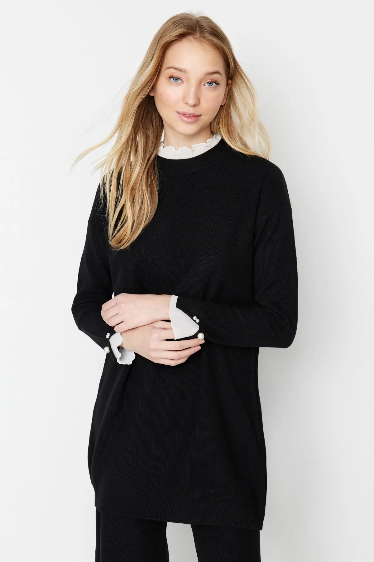 Trendyol Modest  Schwarzer Strickanzug mit Pullover- und Hosenteil und Perlenbesatz und Tülldetail TCTAW23US00088