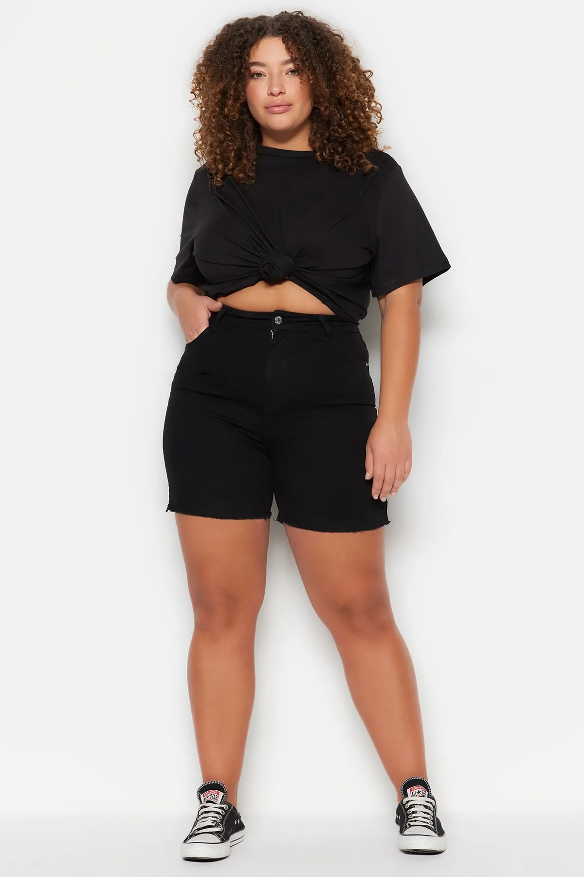 Trendyol Curve  Schwarze, flexible, schmale, seitlich geschlitzte Jeansshorts mit hoher Taille und Bermudas TBSSS23AP00009