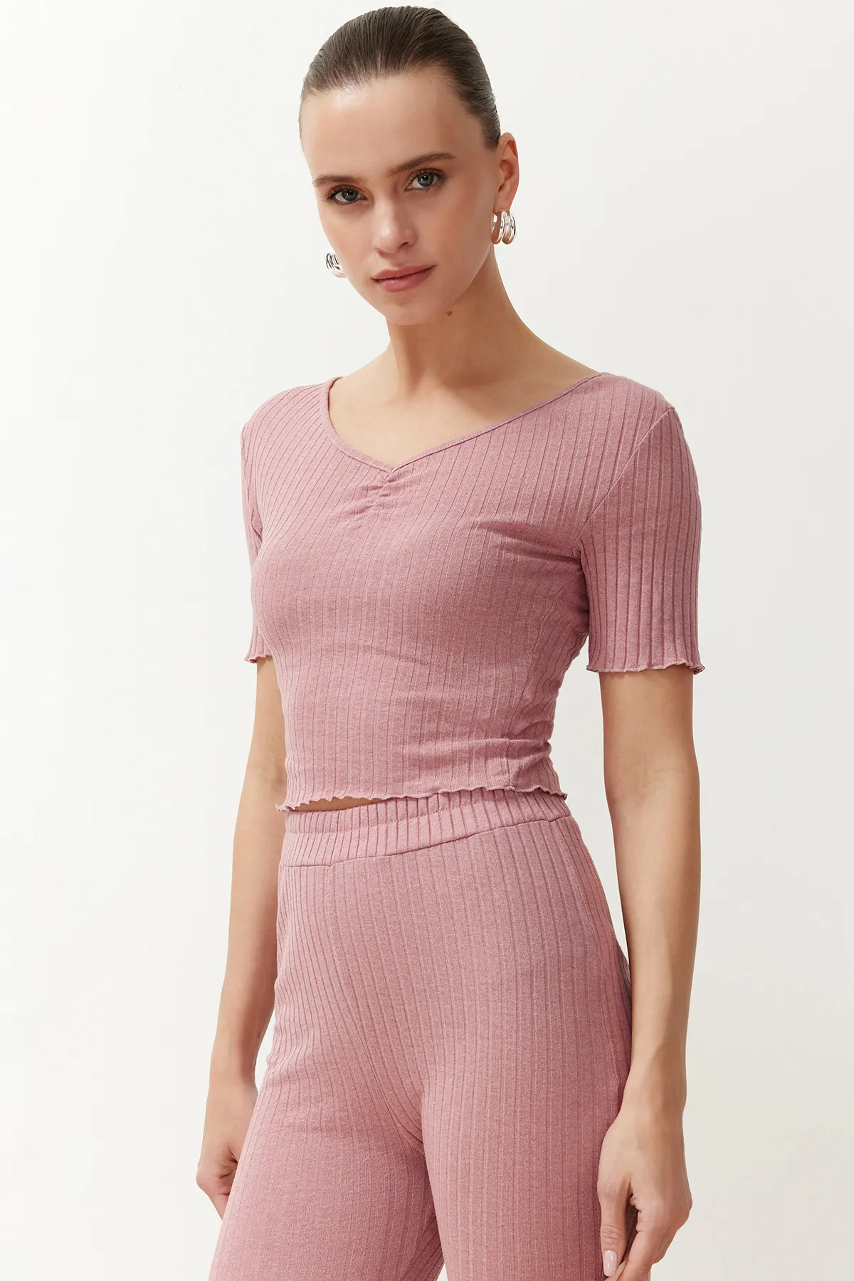 Trendyol Collection  Dried Rose V-Ausschnitt Raffung Detail Rippen Stretch Strick Bluse und Hose Unterteil-Top Set TWOSS24AU00100