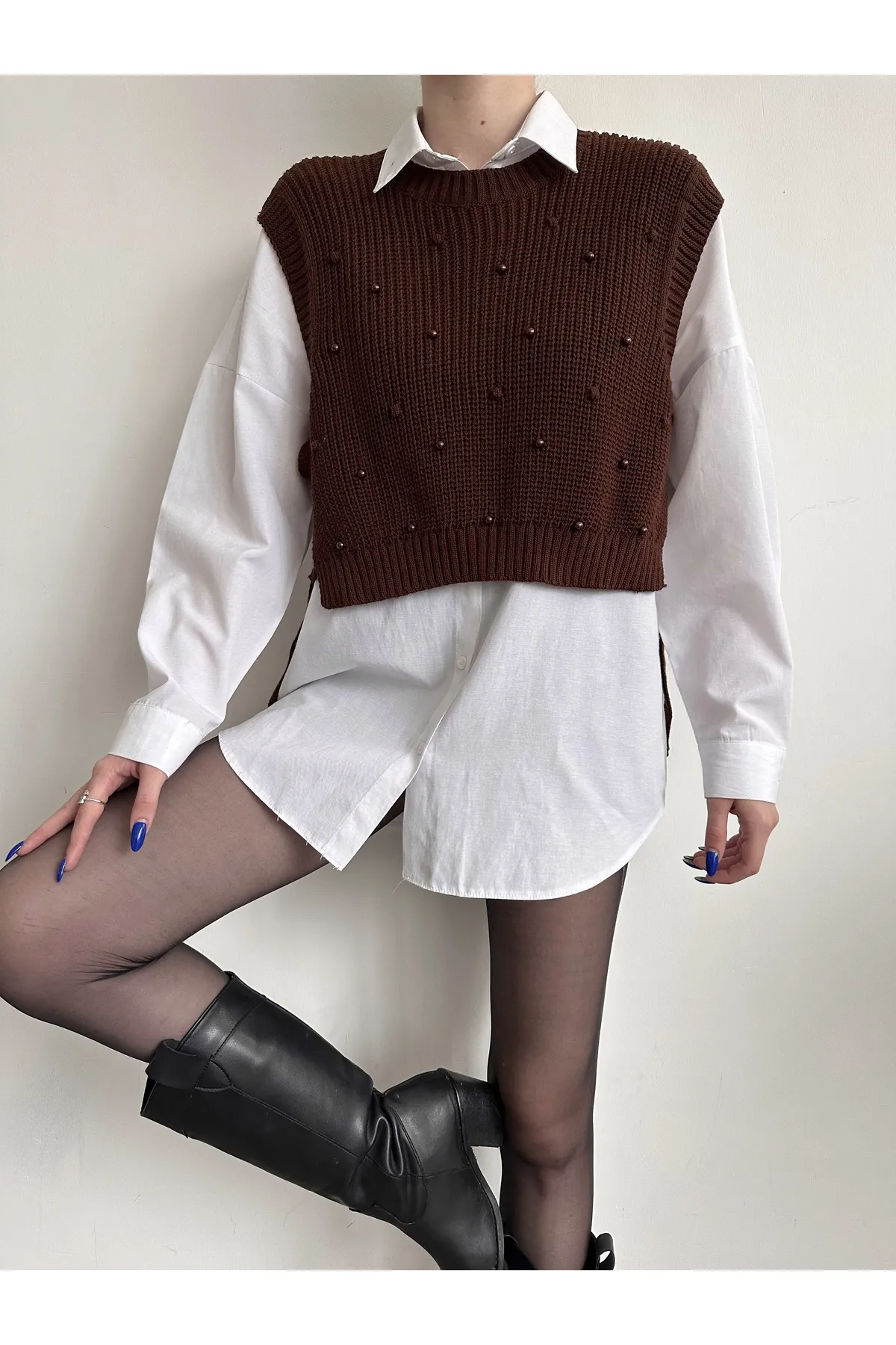 BEJNA  Damen-Strickpullover mit seitlichem Bindeband und Perlendetails in Braun