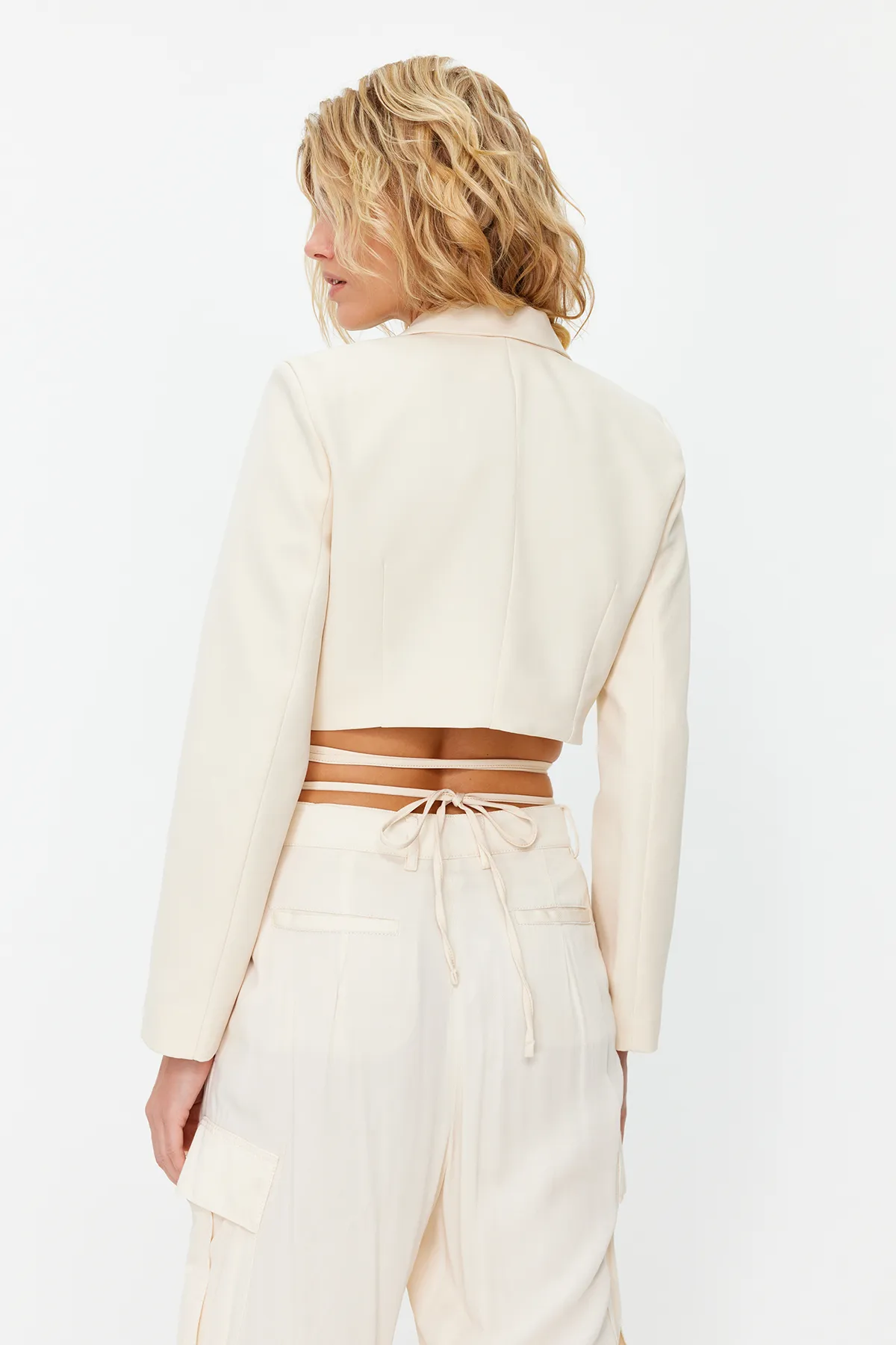 Trendyol Collection  Beigefarbener zweireihiger Blazer mit bauchfreiem Webfutter TWOAW23BC00100