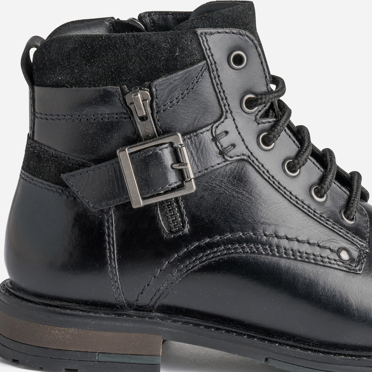 Bottine noire en cuir décor zip et boucle