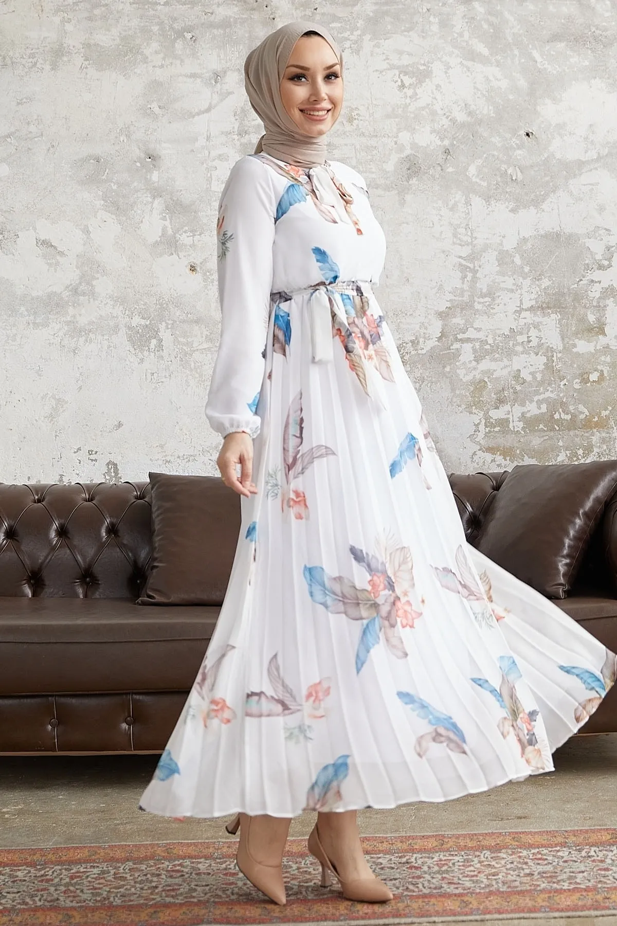 InStyle  Ares Chiffonkleid mit Federmuster – Weiß
