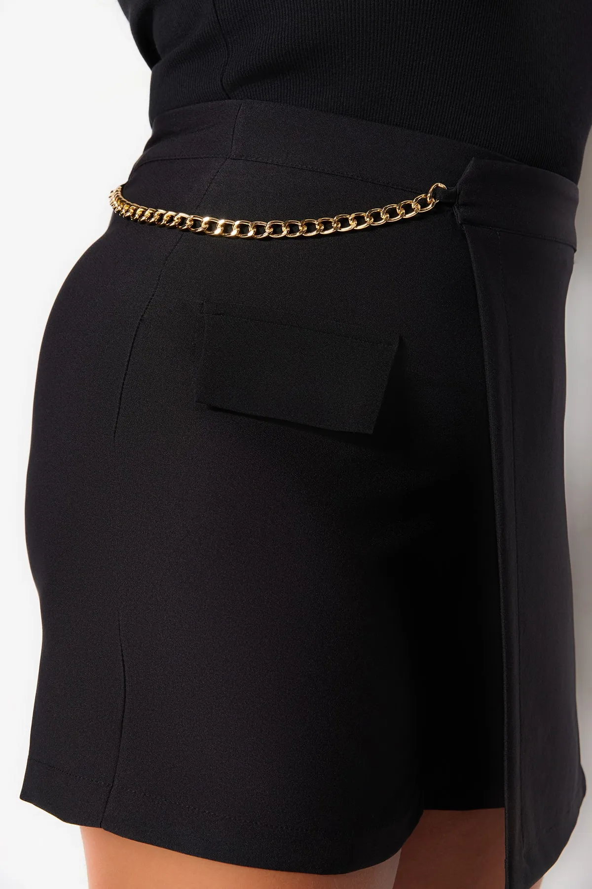 Trendyol Curve  Schwarzer Finike-Shortsrock mit hoher Taille und Bermuda TBBSS23AP00012