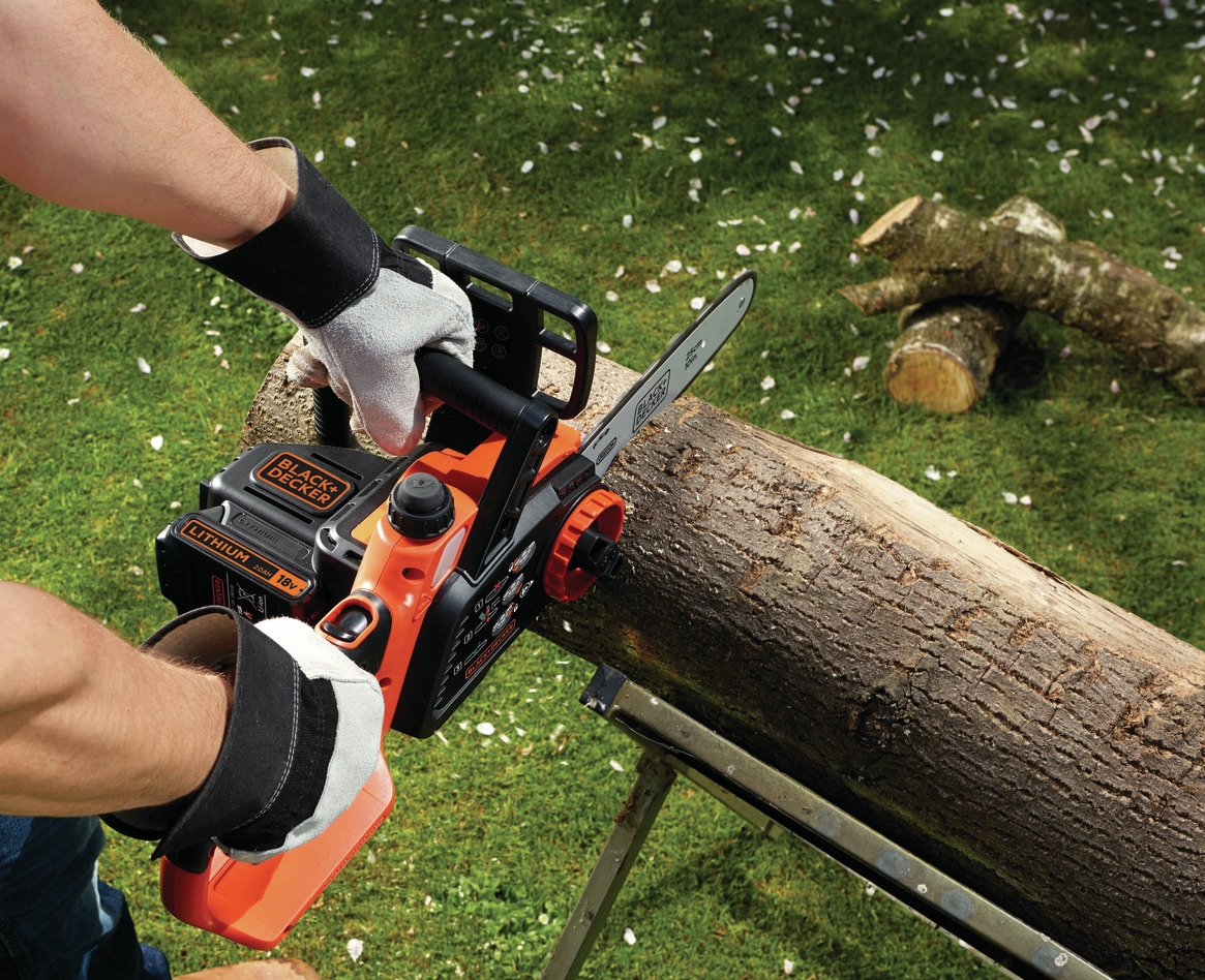 Motosierra inalámbrica Black & Decker GKC1825L20-QW de 18 voltios y 2.0 Ah con batería de iones de litio.