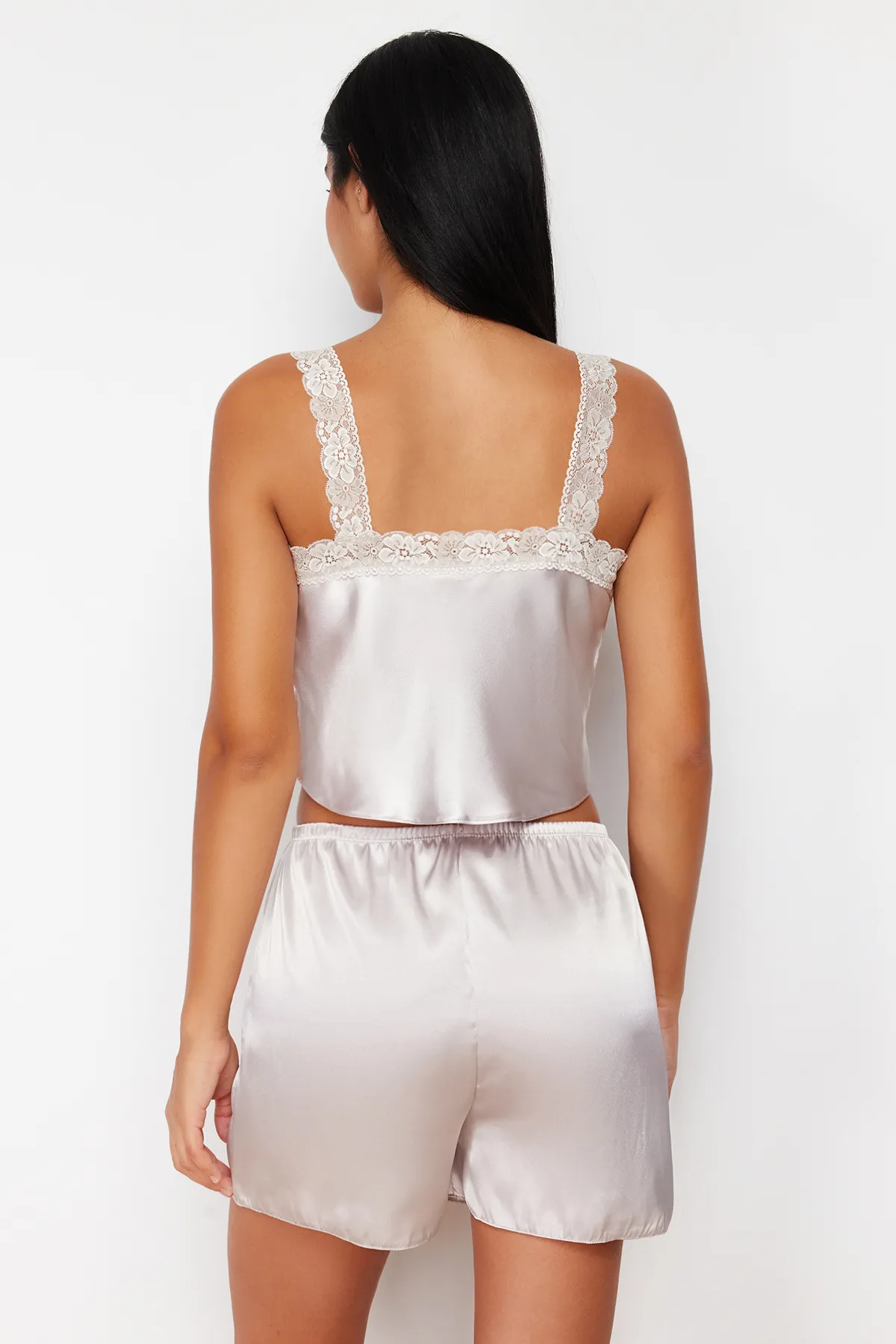 Trendyol Collection  Beigefarbenes Pyjama-Set aus gewebtem Satin mit Spitzendetails THMSS24PT00016