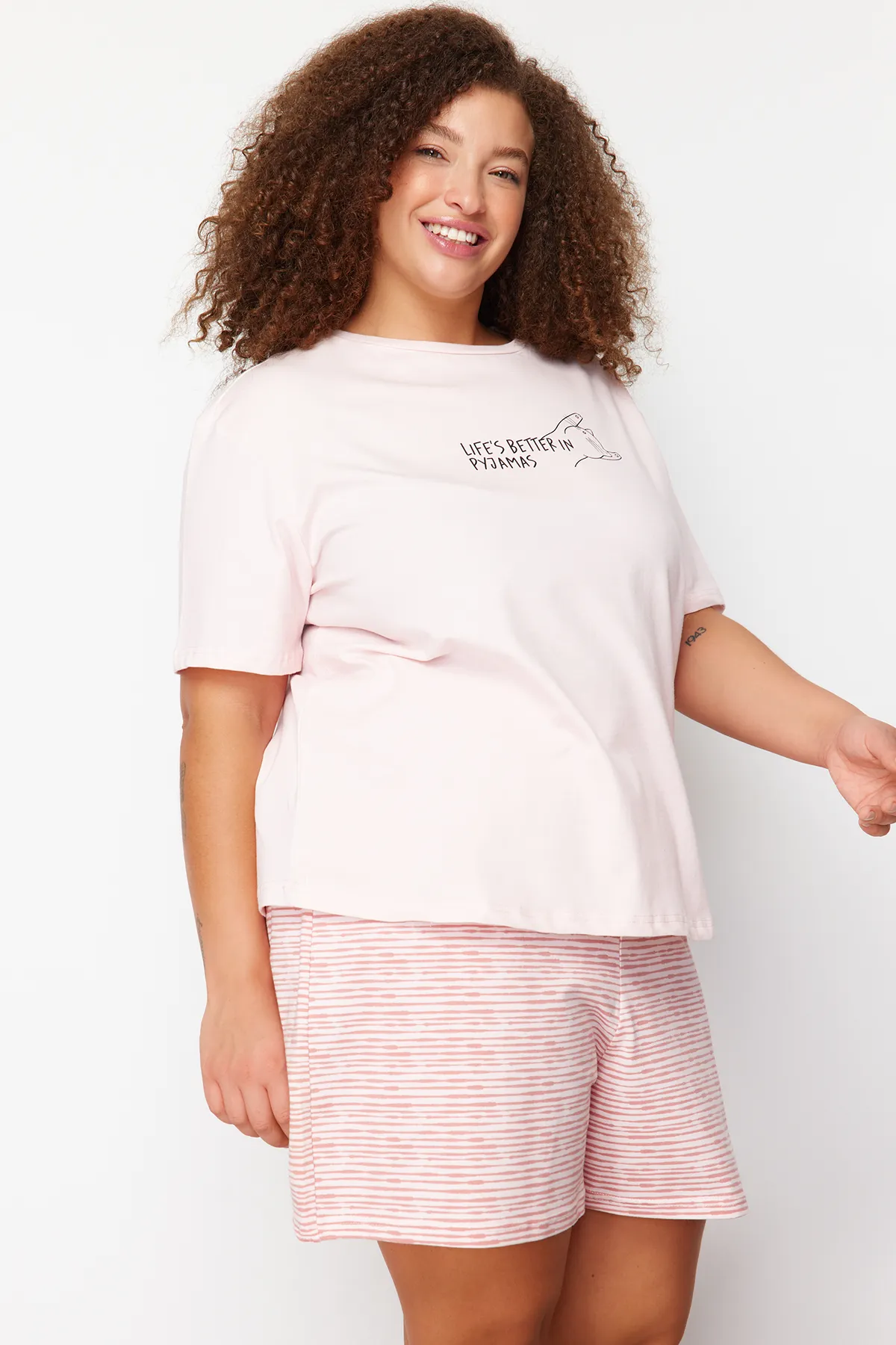 Trendyol Curve  Puderfarbenes Pyjama-Set aus Strick mit Streifen und Slogan-Aufdruck TBBSS24AI00020
