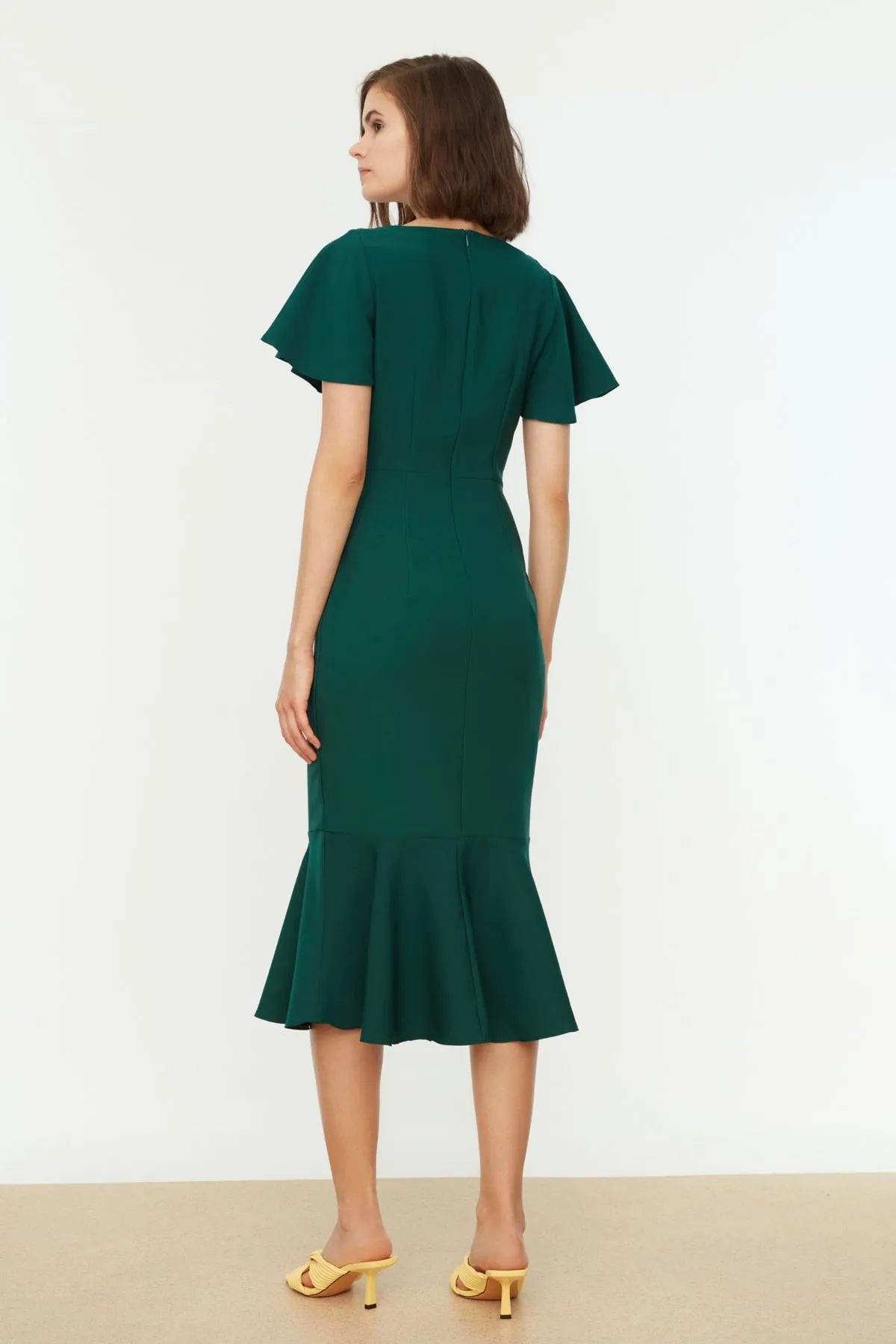 Trendyol Collection  Grünes, figurbetontes Volant-Midikleid aus Webstoff TWOSS20EL1342