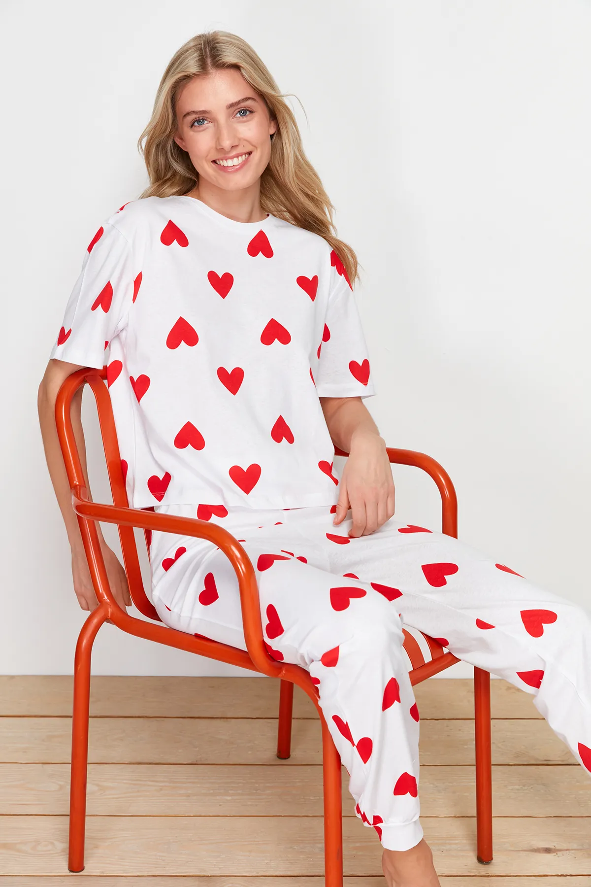 Trendyol Collection  Weißes Pyjama-Set aus 100 % Baumwolle mit Herzmuster THMSS24PT00336