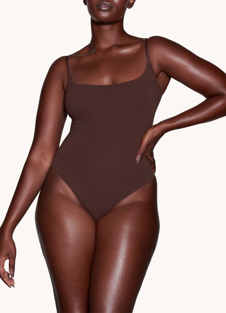 SKIMS, un perizoma elasticizzato che si adatta a tutte le forme del corpo.