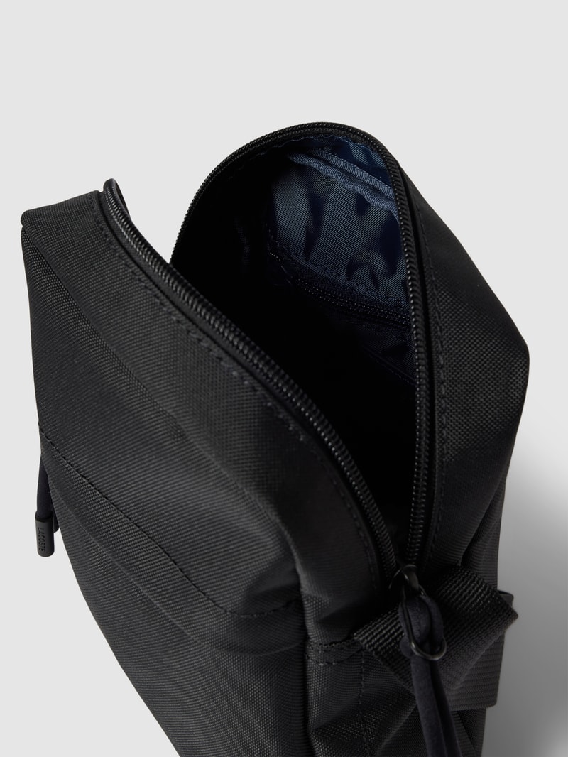 Umhängetasche mit Logo-Patch in schwarz