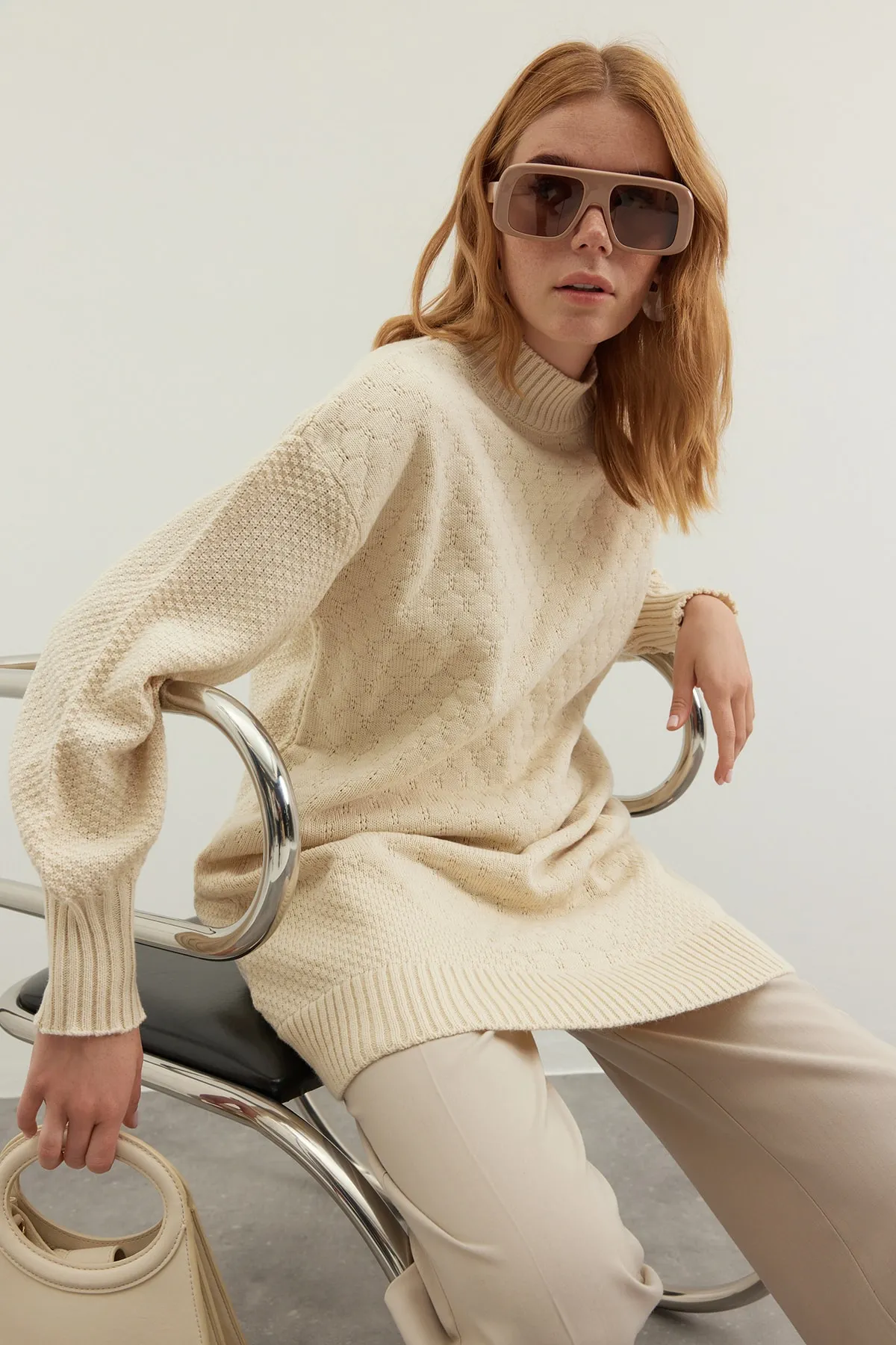 Trendyol Modest  Steinfarbener Strickpullover mit hohem Kragen und Wabenmuster TCTAW24AK00020