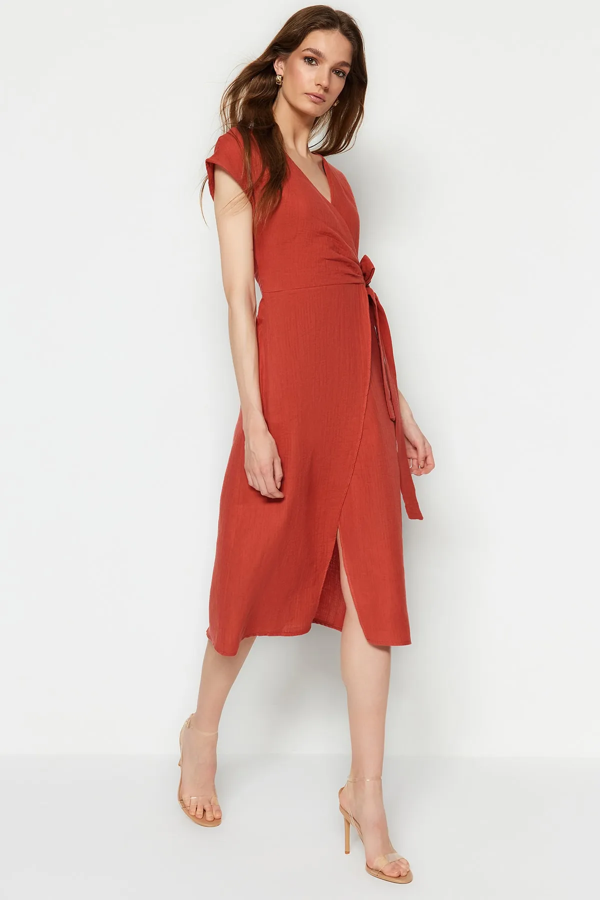 Trendyol Collection  Zimtfarbenes, zweireihiges Midi-Webkleid mit Gürtel TWOSS23EL01542