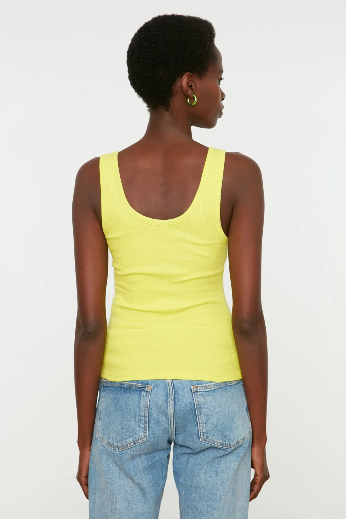 Trendyol Collection  Gelbes tailliertes/körperbetontes Tanktop aus geripptem, flexiblem Strick mit Poolkragen TWOSS22AL0042