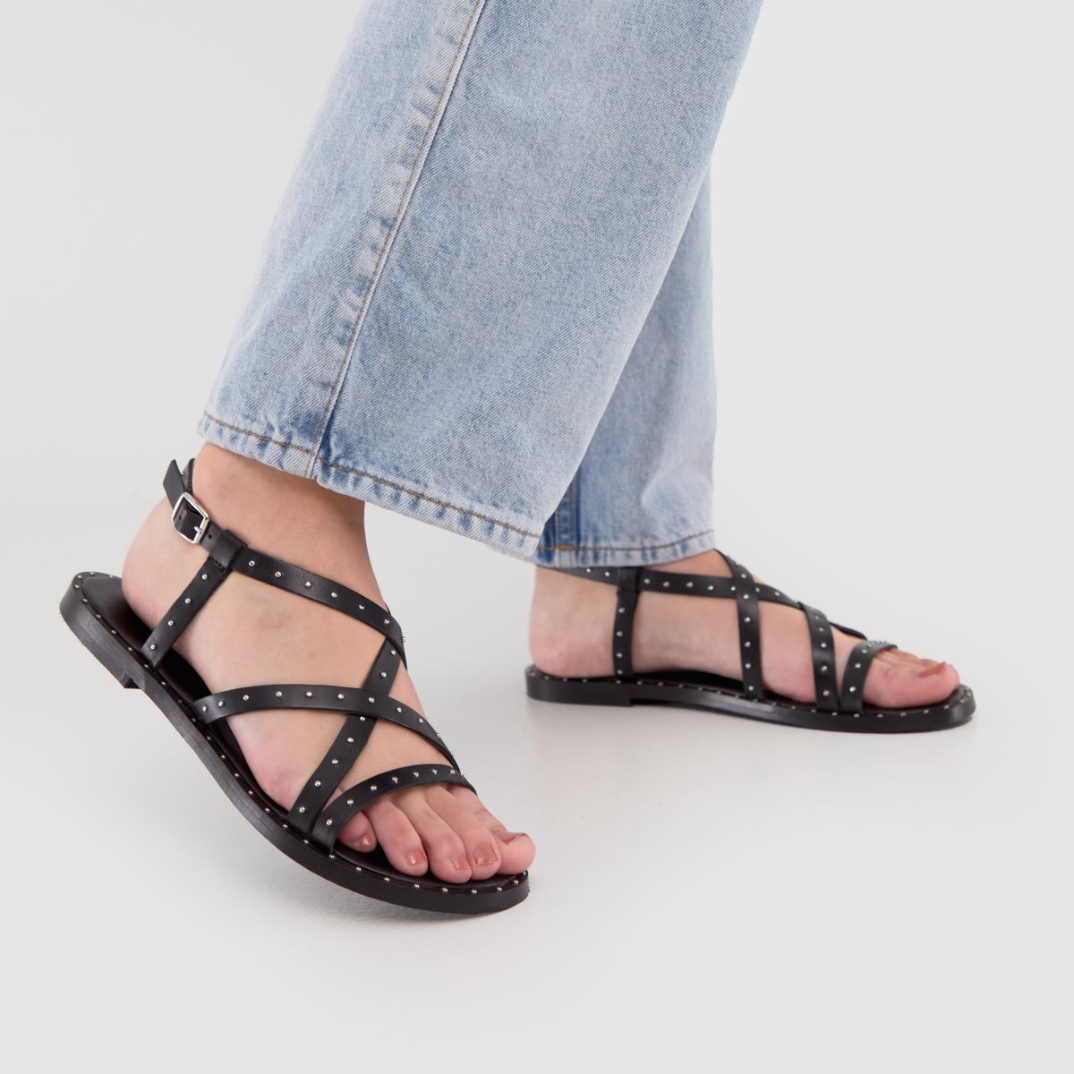 Schuh Tadlow szegecses lapos talpú szandál fekete színben