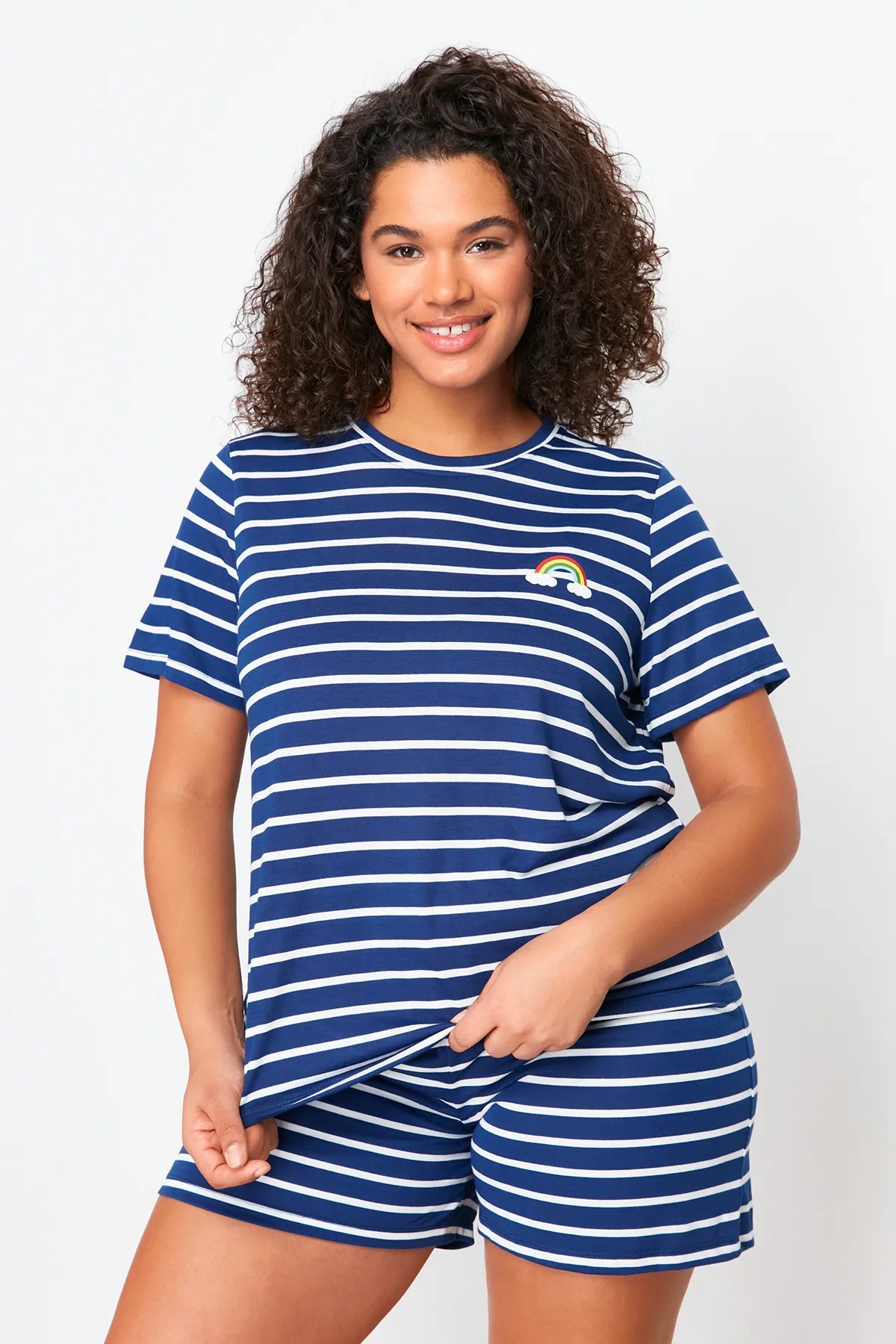 Trendyol Curve  Marineblaues Pyjama-Set aus Strick mit Streifen und Regenbogen-Print TBBSS24AI00029