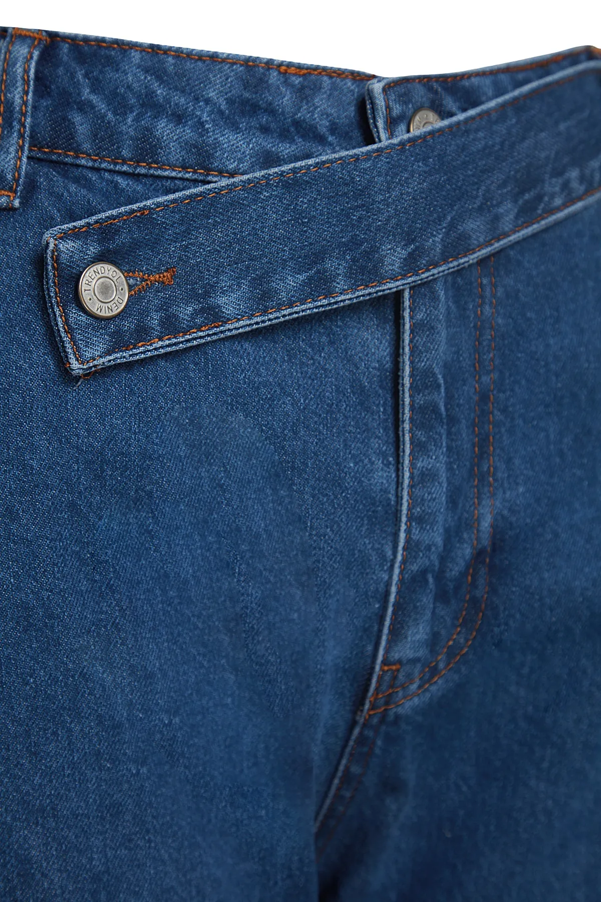 Trendyol Curve  Dunkelblaue Jeans mit geradem Schnitt und detaillierter Taille TBBAW24CJ00003
