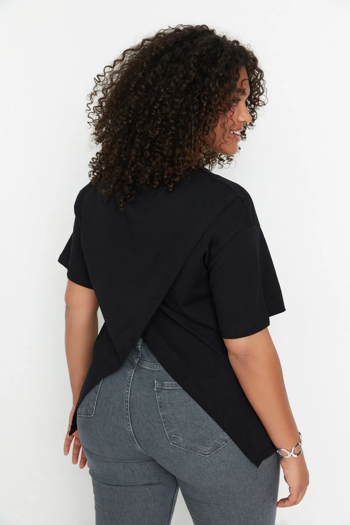Trendyol Curve  Schwarzes, detailliertes Strick-T-Shirt auf der Rückseite TBSSS22TS0561